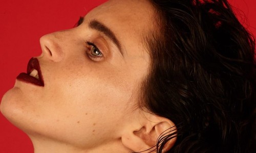 Anna Calvi in tour in Italia questa estate per 4 appuntamenti live